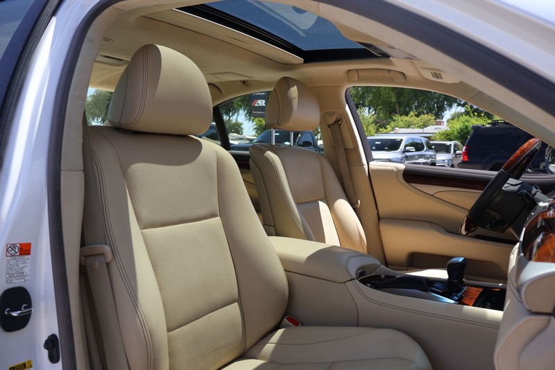 Lexus LS 460 Vehicle Full-screen Gallery Image 21