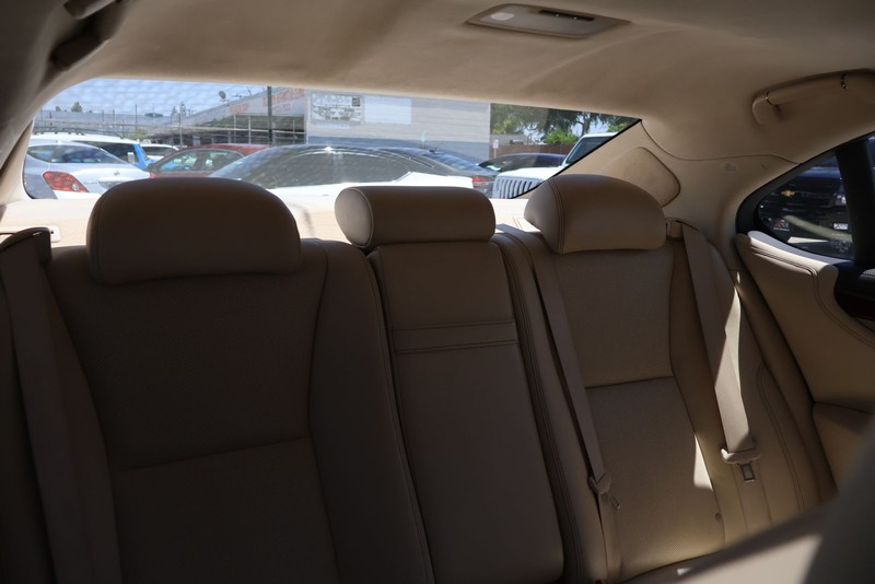 Lexus LS 460 Vehicle Full-screen Gallery Image 22