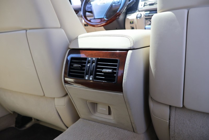 Lexus LS 460 Vehicle Full-screen Gallery Image 23