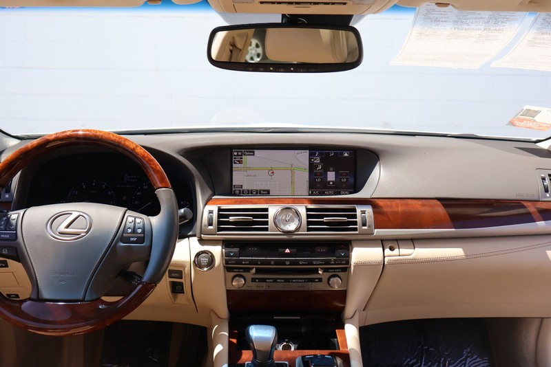 Lexus LS 460 Vehicle Full-screen Gallery Image 24