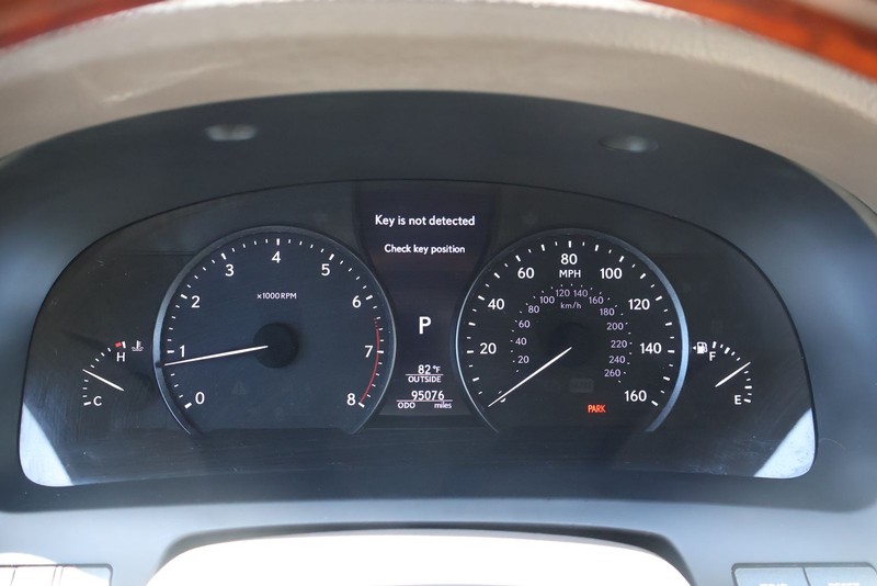 Lexus LS 460 Vehicle Full-screen Gallery Image 25