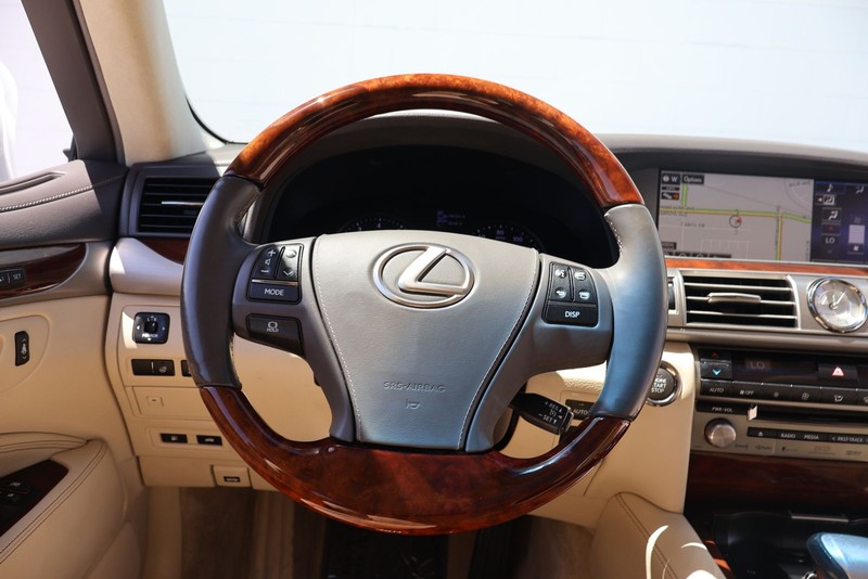 Lexus LS 460 Vehicle Full-screen Gallery Image 26