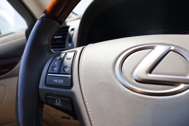 Lexus LS 460 Vehicle Full-screen Gallery Image 27