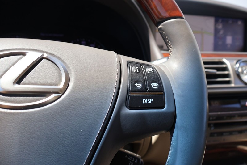 Lexus LS 460 Vehicle Full-screen Gallery Image 28