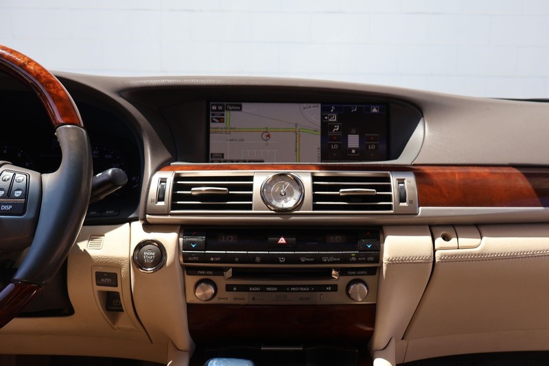 Lexus LS 460 Vehicle Full-screen Gallery Image 29