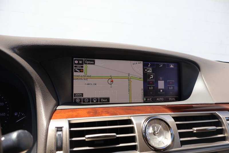 Lexus LS 460 Vehicle Full-screen Gallery Image 30