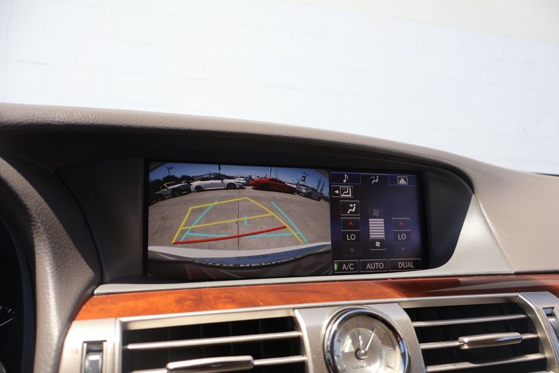Lexus LS 460 Vehicle Full-screen Gallery Image 31