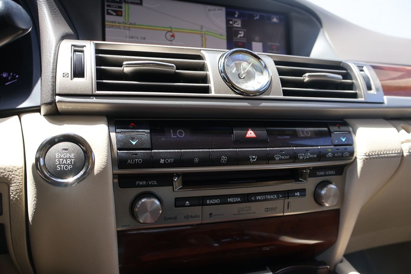 Lexus LS 460 Vehicle Full-screen Gallery Image 32