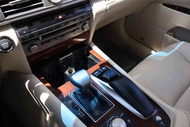 Lexus LS 460 Vehicle Full-screen Gallery Image 33