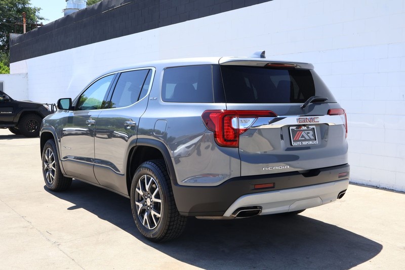 GMC Acadia Vehicle Full-screen Gallery Image 09