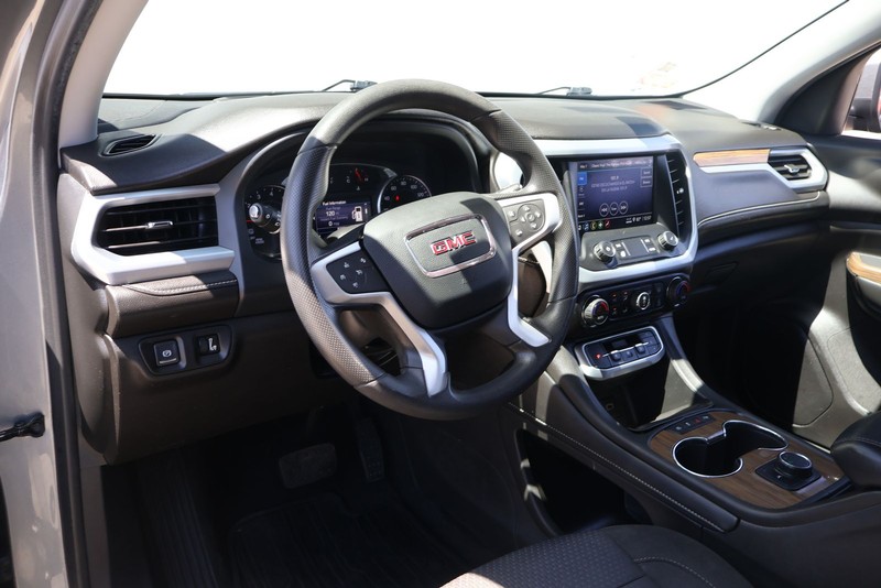 GMC Acadia Vehicle Full-screen Gallery Image 15
