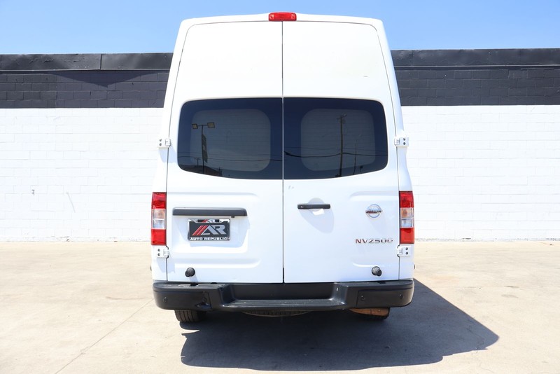 Nissan NV Cargo Vehicle Full-screen Gallery Image 06