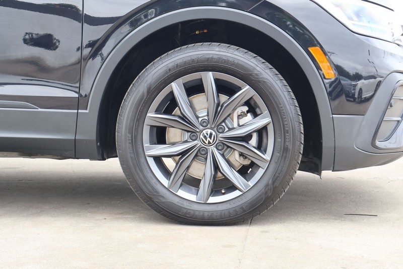 Volkswagen Tiguan Vehicle Full-screen Gallery Image 14