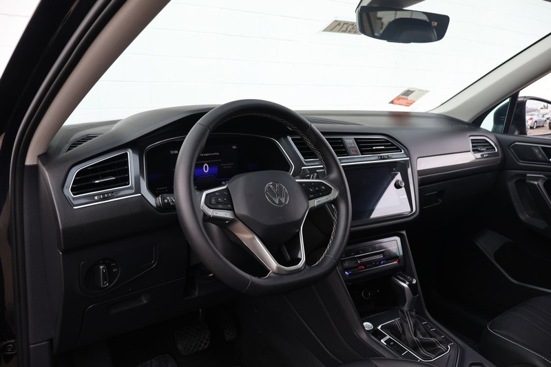 Volkswagen Tiguan Vehicle Full-screen Gallery Image 16