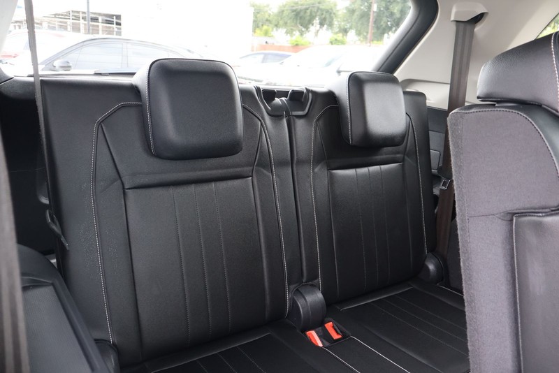 Volkswagen Tiguan Vehicle Full-screen Gallery Image 22