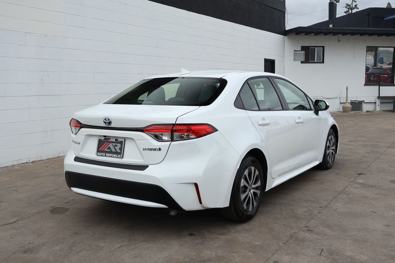 Toyota Corolla Hybrid Vehicle Full-screen Gallery Image 05