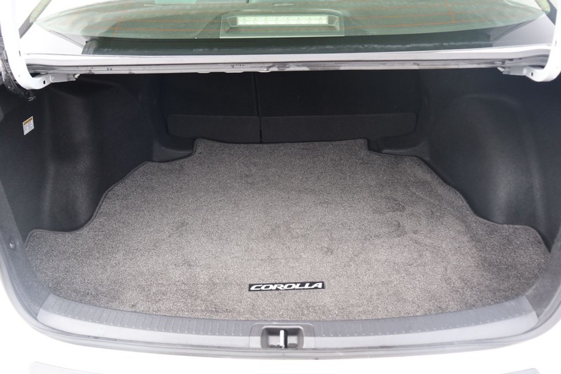 Toyota Corolla Hybrid Vehicle Full-screen Gallery Image 08