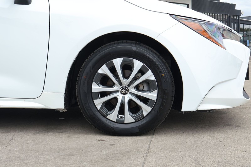 Toyota Corolla Hybrid Vehicle Full-screen Gallery Image 13