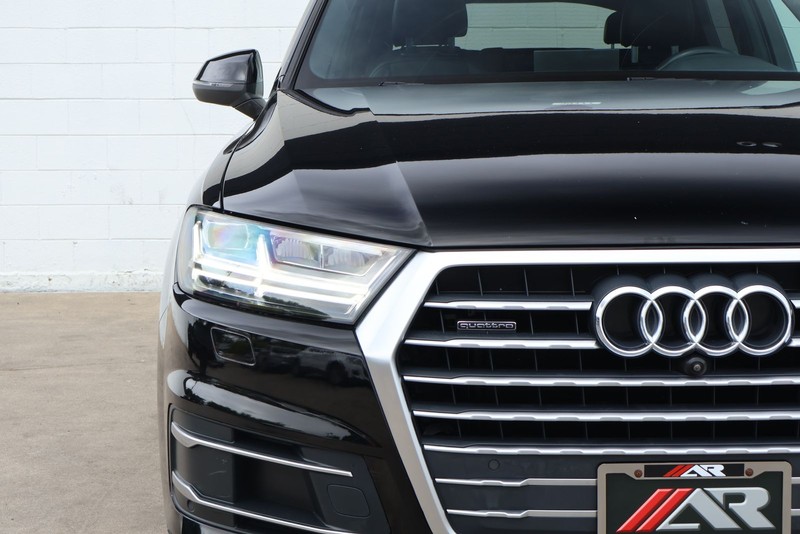 Audi Q7 Vehicle Full-screen Gallery Image 03