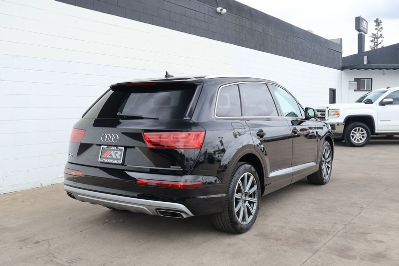 Audi Q7 Vehicle Full-screen Gallery Image 05