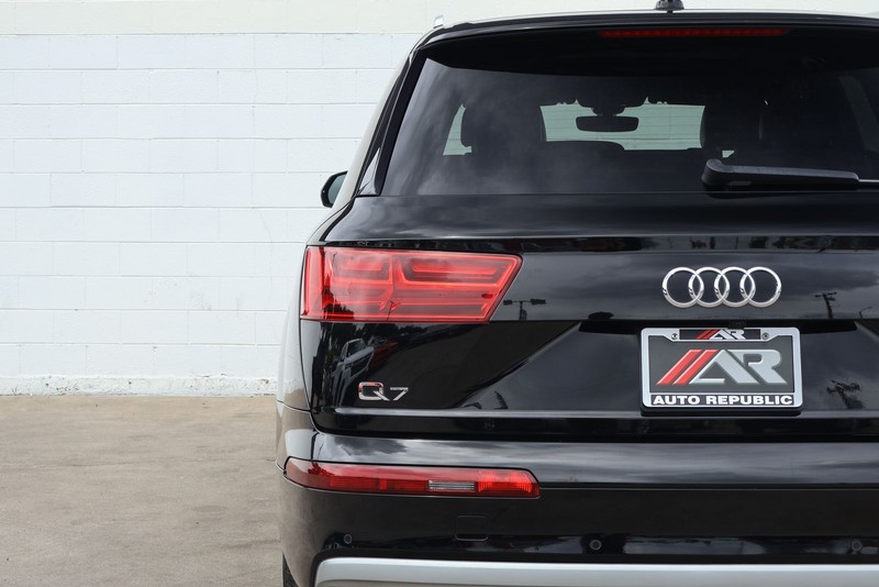 Audi Q7 Vehicle Full-screen Gallery Image 07