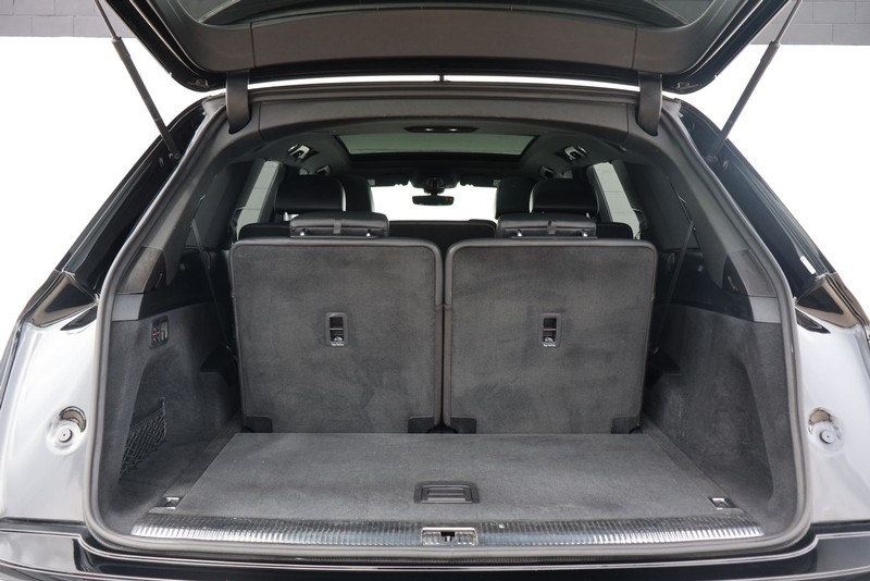 Audi Q7 Vehicle Full-screen Gallery Image 08