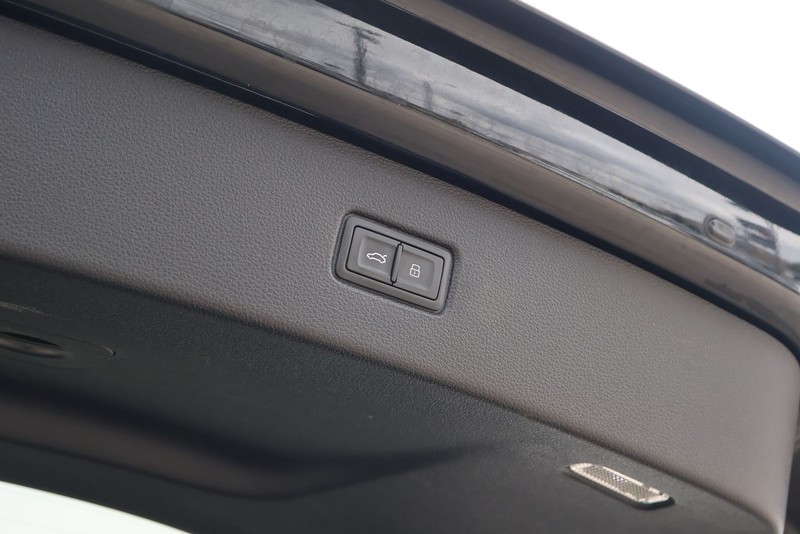 Audi Q7 Vehicle Full-screen Gallery Image 09