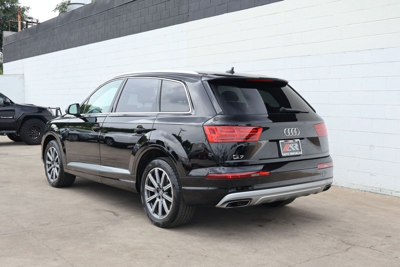 Audi Q7 Vehicle Full-screen Gallery Image 10