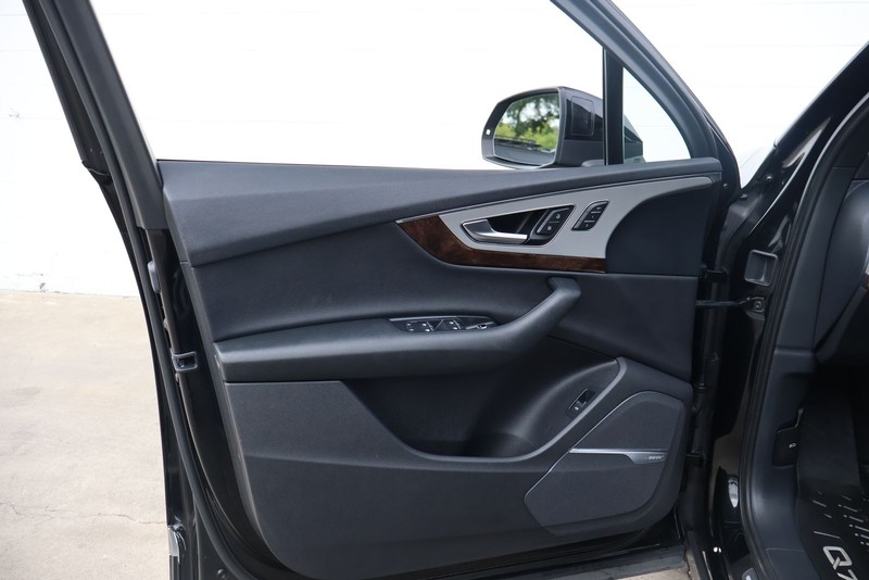 Audi Q7 Vehicle Full-screen Gallery Image 15