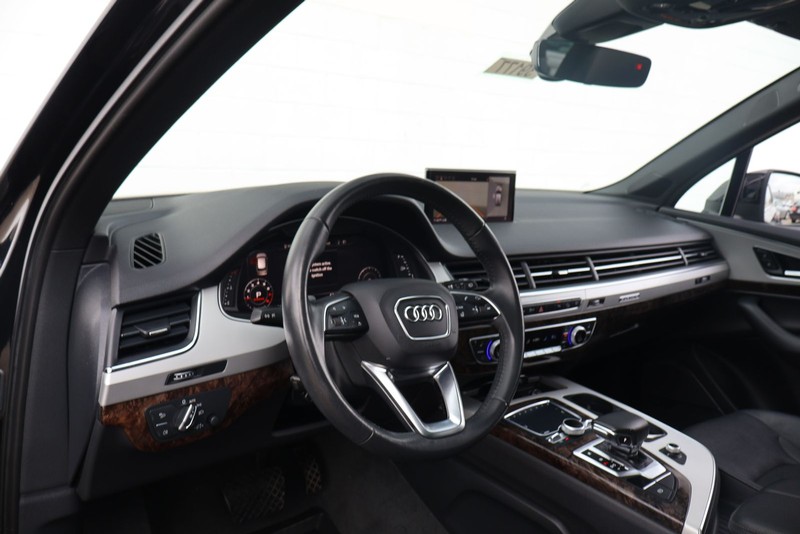 Audi Q7 Vehicle Full-screen Gallery Image 16