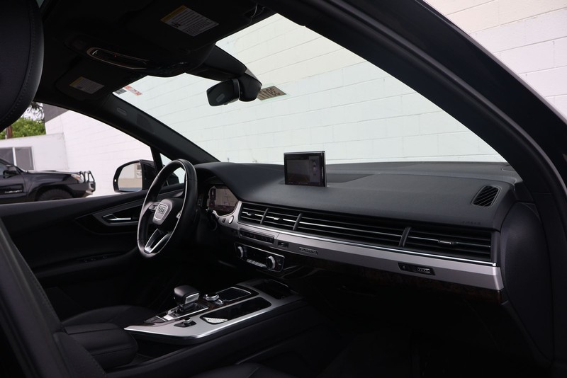 Audi Q7 Vehicle Full-screen Gallery Image 19