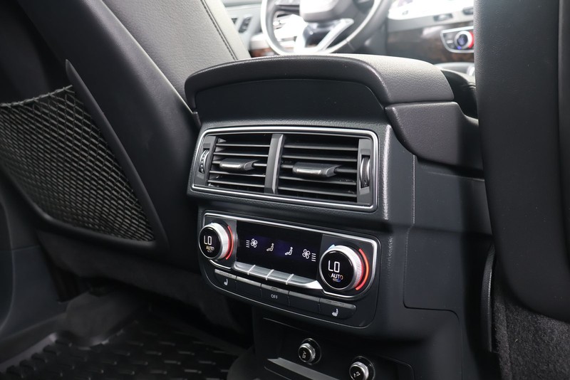 Audi Q7 Vehicle Full-screen Gallery Image 24