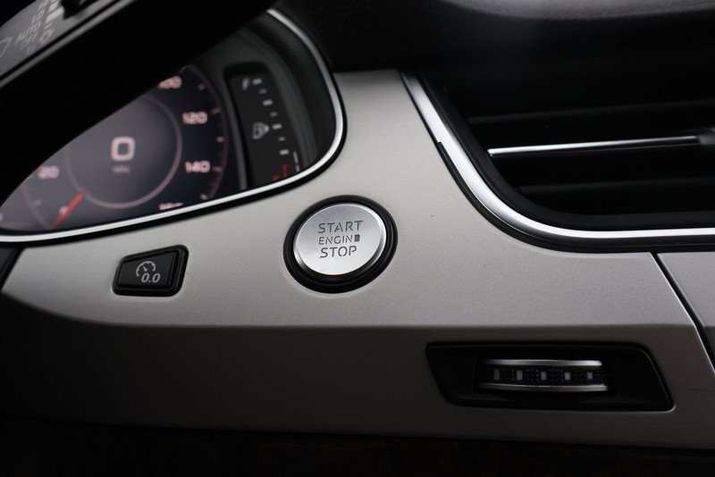 Audi Q7 Vehicle Full-screen Gallery Image 35