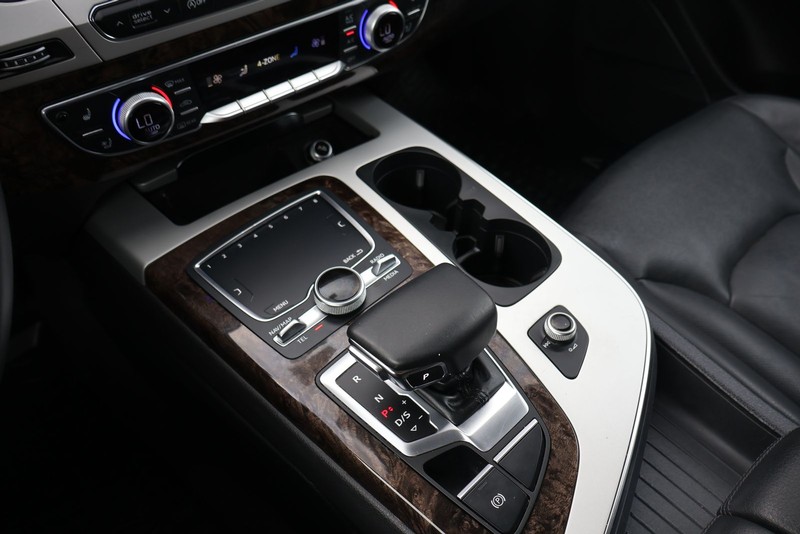 Audi Q7 Vehicle Full-screen Gallery Image 36