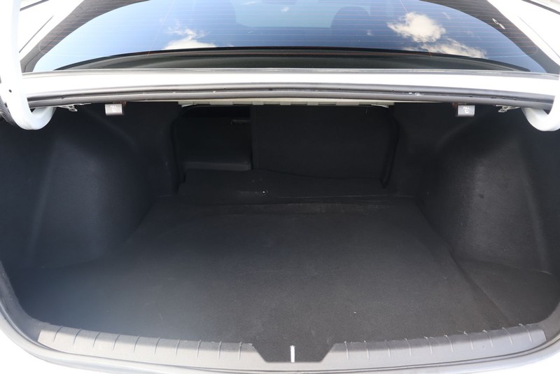 Kia K5 Vehicle Full-screen Gallery Image 08