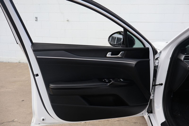 Kia K5 Vehicle Full-screen Gallery Image 14