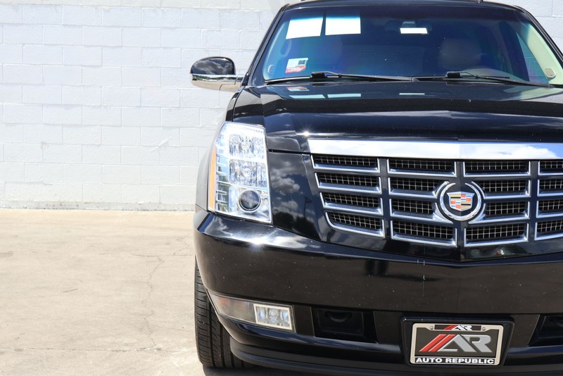 Cadillac Escalade Vehicle Full-screen Gallery Image 03