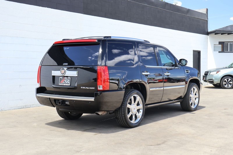 Cadillac Escalade Vehicle Full-screen Gallery Image 05