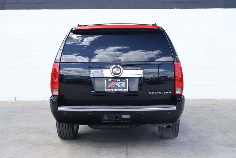 Cadillac Escalade Vehicle Full-screen Gallery Image 06