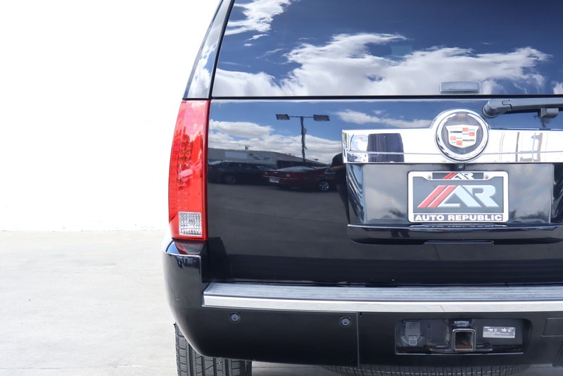 Cadillac Escalade Vehicle Full-screen Gallery Image 07