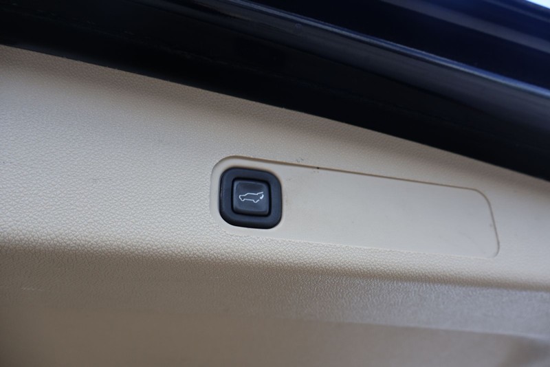 Cadillac Escalade Vehicle Full-screen Gallery Image 09