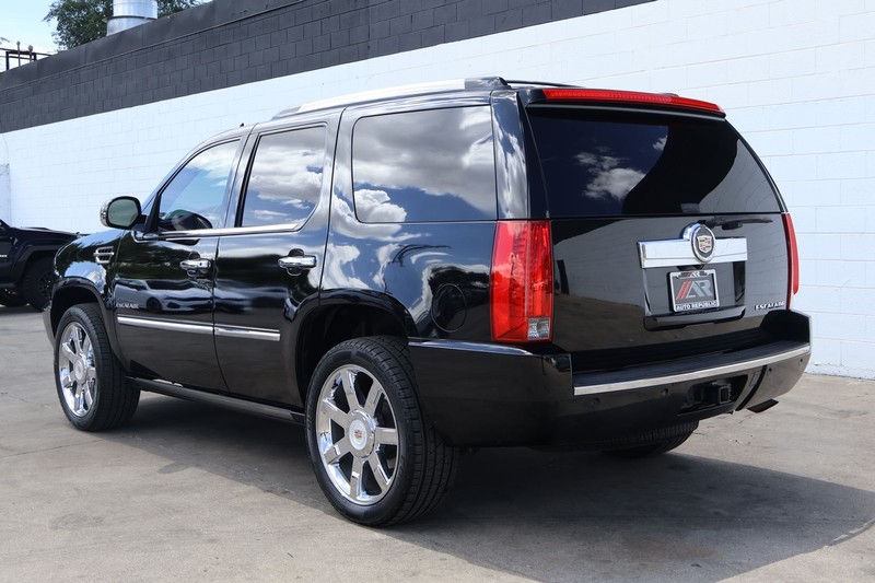 Cadillac Escalade Vehicle Full-screen Gallery Image 10