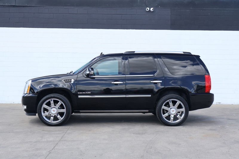 Cadillac Escalade Vehicle Full-screen Gallery Image 11