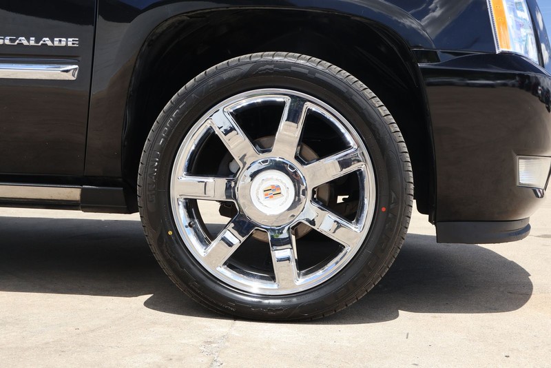 Cadillac Escalade Vehicle Full-screen Gallery Image 14