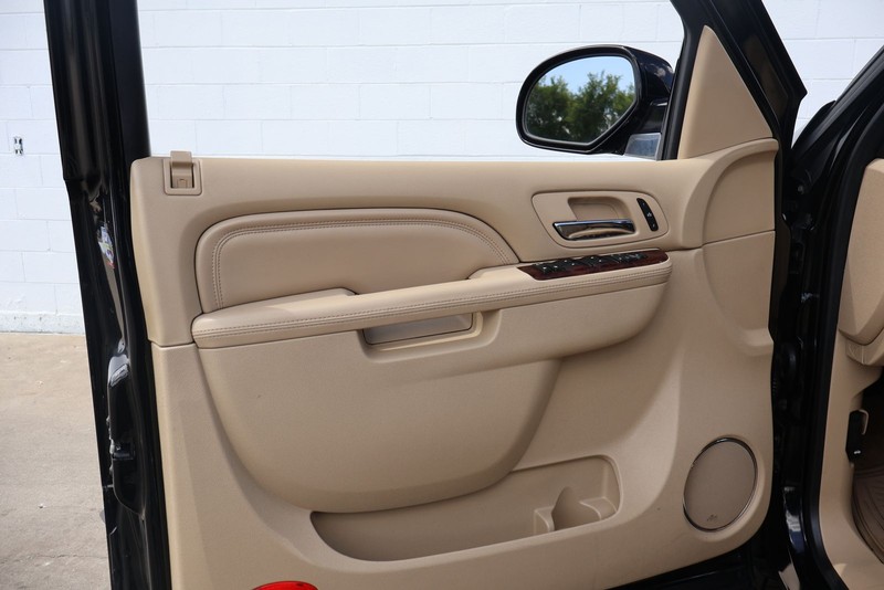 Cadillac Escalade Vehicle Full-screen Gallery Image 15