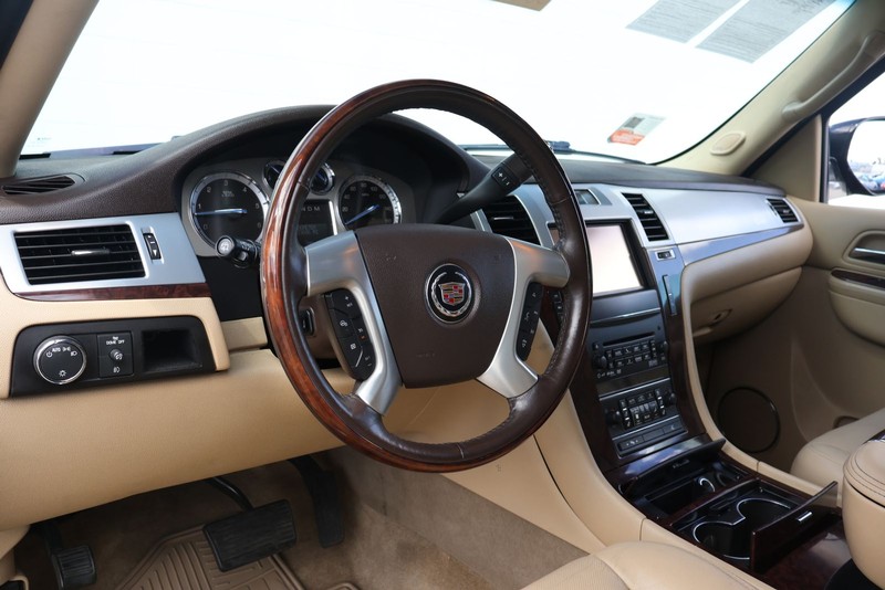 Cadillac Escalade Vehicle Full-screen Gallery Image 16