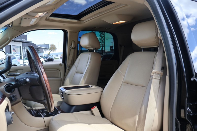 Cadillac Escalade Vehicle Full-screen Gallery Image 17