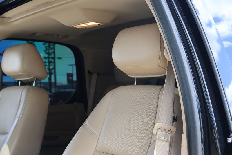 Cadillac Escalade Vehicle Full-screen Gallery Image 18