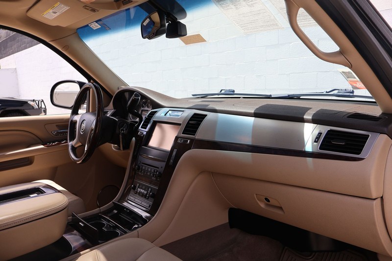 Cadillac Escalade Vehicle Full-screen Gallery Image 19
