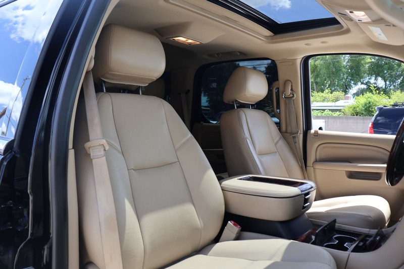 Cadillac Escalade Vehicle Full-screen Gallery Image 20